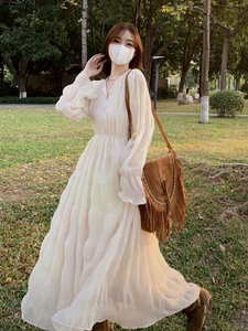 仙女茶歇法式初春白色沙滩裙收腰显瘦压褶度假长裙长袖雪纺连衣裙