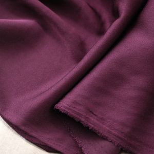 日本进口薄款葡萄紫红人绉缎面乱麻麻纱肌理三醋酸面料设计师布料