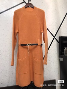 羽纱国际橙色针织连衣裙收腰显瘦中长款时尚设计毛衣裙，全新带吊