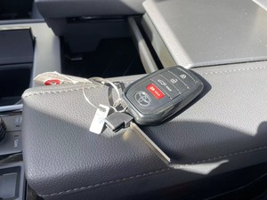 红杉原厂车钥匙 很多车都是一把 两种配置 钥匙回国途中