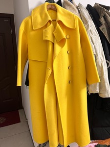 双面羊绒大衣，是长毛的，实物颜色没有那么黄，是柠檬黄。就穿了