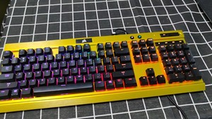 海盗船k70luxrgb机械键盘，RGB樱桃红轴，拉丝黄金色