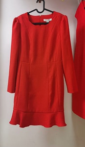 诗瑞娜连衣裙红色，版型非常漂亮了。L码 胸围92 腰围二尺四