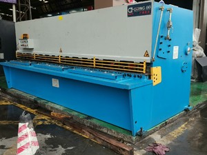 广州贝力8/4米剪板机，18年出厂，整机原版油漆，工厂少用，