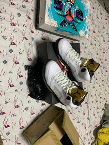 Air Jordan 5 冠军 。汇嘉时代抽中，没穿过，鞋盒