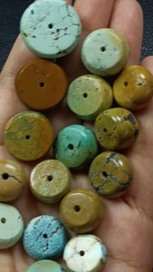 原矿高瓷纯天源绿松石隔珠一批重78克,尺寸15～22，配串漂