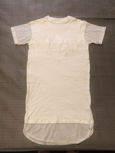 阿迪三叶草白色长款T恤裙设计感十足