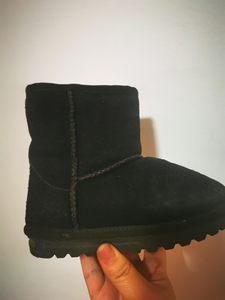 格慕隆的儿童雪地靴，男女童均可，应该是翻皮的，很暖和的那种。