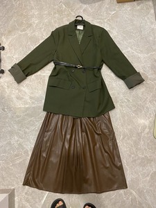 复古绿色西装外套+棕色pu皮裙伞裙 送腰带 95新 m码一套