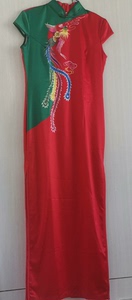 红底绿相拼凤凰印花短袖旗袍。苏杭丝绸面料柔软舒适透气，做工精