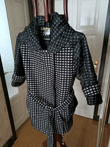 特儿迪雅品牌黑白格香风羊毛呢大衣，高端大气，戴帽腰带款的，兜