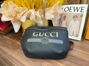 96新 Gucci 爆款字母logo 大号 黑色全皮涂鸦胸包