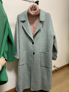 全新韩版豆绿色长款羊绒大衣，适合春秋的颜色，版型超好，在韩国