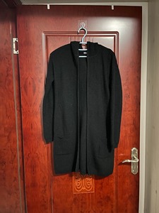 优衣库羊毛开衫，专柜购买，黑色160/M码，面料柔软，衣长8