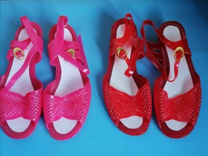 女凉鞋是库存老货，红色的34，35的，粉色的34码，全新，每