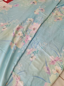 浅水蓝印花布料。被罩床单均可。丝丝滑滑。好像是丝光棉之类的吧