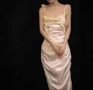香槟玫瑰吊带连衣裙女春秋款中长款法式复古宫廷风小众性感智熏裙
