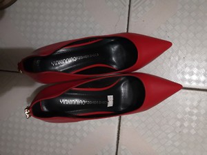 红色高跟，印心鸟鞋子，很漂亮，结婚时候买的，原价189，价格