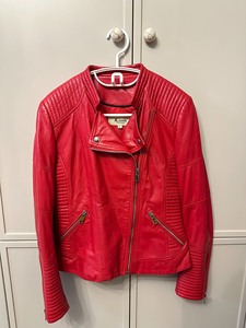 红色机车皮衣，基本无色差，皮质柔软光亮，8成新，适合120斤