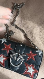 黑色星星燕子包包，链条有分量，是小包。尺寸21*12*5。非