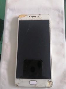 魅族手机一个能开机电池没电了触屏碎了。屏幕好的需要配件的可以