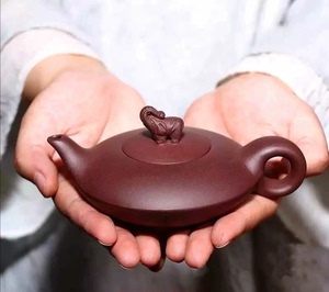 之前买的一对纯手工紫砂茶壶，便宜出一个，原矿紫泥料，纯手工制