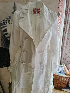阿依莲风衣，白色蕾丝蝴蝶结元素，有腰带，很修身，非常好看，质