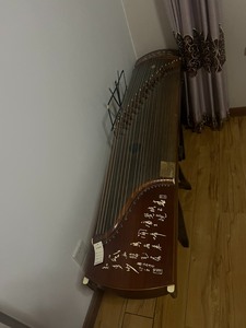 搬家，中国扬州凤雅古筝闲置一台，紫檀木 ，带琴谱架，有需要的