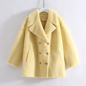 品牌：秋熠 黄色精气神儿毛毛外套大衣