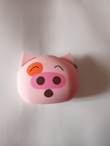 全新，出一款粉色的零钱包，外观设计为可爱的猪猪造型。材质为柔