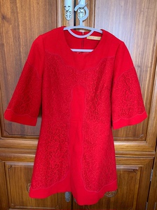 GCCG正红色蕾丝连衣裙。仅穿过一次，尺码M，袖子为七分喇叭