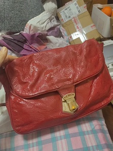 FENDI包包，也是美国买的，亮亮的漆皮红色，好看现在上身也