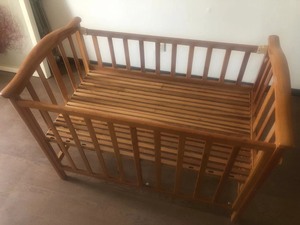 二手卡比龙实木婴儿床，上下两层，一侧护栏和床头可打开，有轻微