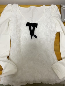 白色玫瑰花蝴蝶结紧身长T，全新，搭配裙子、裤子都非常好看！