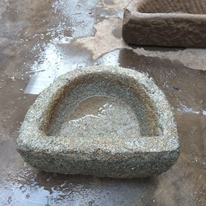 老青石半圆石槽石盆，元宝槽，月亮槽一个，中大个头，包浆皮壳一