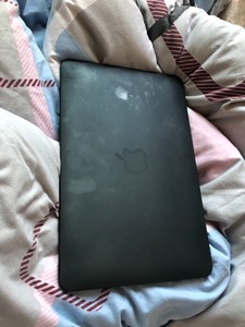 苹果笔记本11寸.2010年.成色小磕碰.现在带套使用.苹果