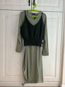 ASM ANNA安娜家，墨绿色连衣裙带小背心一套。裙子侧面开