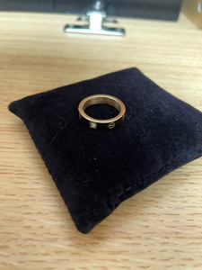 仿卡地亚戒指的女戒，结婚婚礼当天可用防盗，也可串成项链