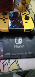 皮卡丘伊布限定版港版switch，右手柄黄色的有点松动，帶配