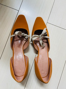 小ck女士单鞋 实物就是这种图片里的橘黄色，很显脚白，小高跟