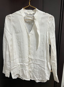 AITU春夏白色暗花精致女款衬衣，码数s。穿一洗一，基本全新