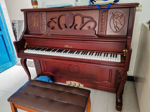 德国沃恩：古典高级钢琴，九成新。
