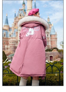 迪士尼联名太平鸟中长款派克服冬装新款大真毛领大牌羽绒服女。全