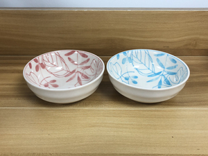 日本瓷器-市田广美设计树叶图案红蓝色小碗，一对。