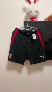 彪马puma AC米兰足球训练短裤，经典红黑配色，裤兜带拉链