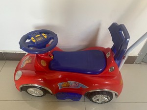 澳贝扭扭车，红色带推手带音乐，小龄宝宝玩具车。好多年了，质量