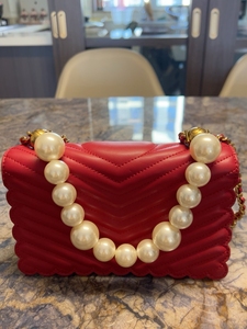 小ck红色珍珠链条包，购于唯某会，几乎全新，仅结婚背一次。