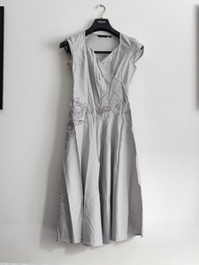 红贝堤夏季女装时尚灰色中长款纯棉刺绣无袖连衣裙