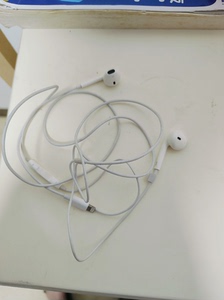 家里几台苹果手机原配耳机就剩这条， 放着没啥用 便宜出售，有