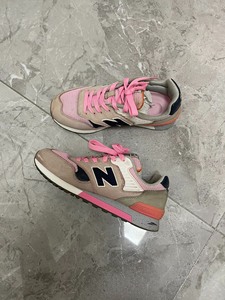 纽百伦 粉色运动鞋